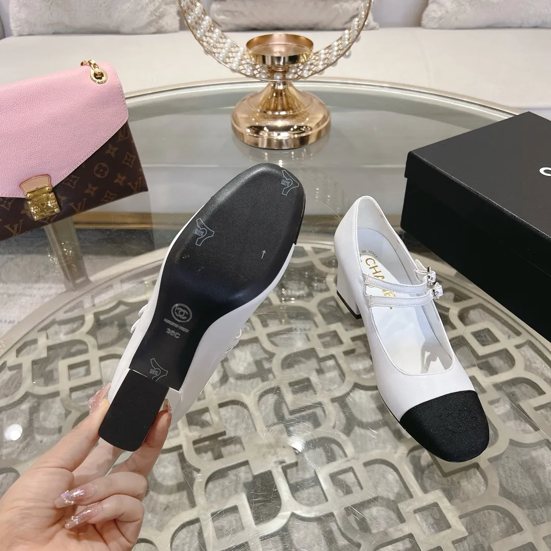 👟👟Ex-factory price 520👟👟 Women's Shoes Factory 𝐂𝐇𝐀𝐍𝐄𝐋 | Xiaoxiang 2025 Mary Jane Shoes Macaron Series ❤️ 2025 Spring and Summer New Xiaoxiang Mary Jane Shoes Series New〰 🍬 A must in the fashion circle, the matching will demonstrate meticulous minimalism Classic elements that will never fade away 💋 Show unique dressing style and it’s too beautiful to say anything. A must-have for summer... Upper: Sheepskin Lining: Sheepskin Outsole: Genuine leather sole Shoe size: 35-41 (40 and 41 customizations are non-refundable) Heel height: 1.5cm/6cm